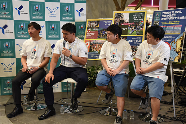 左から和田拓さん、木津武士選手、ザ・たっちの皆さんで、ラグビーについてのトークは大いに盛り上がりました。 
            