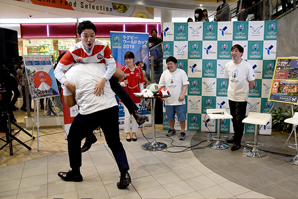 渡辺裕太さんが木津選手にタックルで挑戦するシーンも見られました。