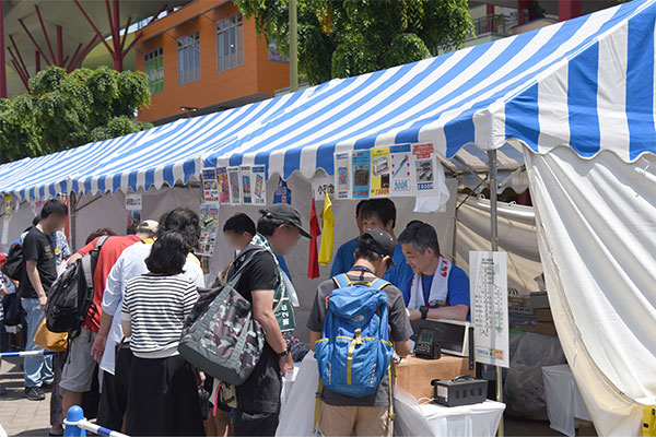 小田急グループのバス会社（5社）によるグッズの販売も人気で、多くの人が買い求めていました。