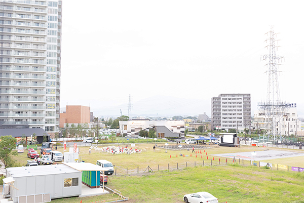 パブリックビューイングの会場となったのは、小田急線・相鉄線海老名駅とJR相模線海老名駅の間駅にある芝生広場。