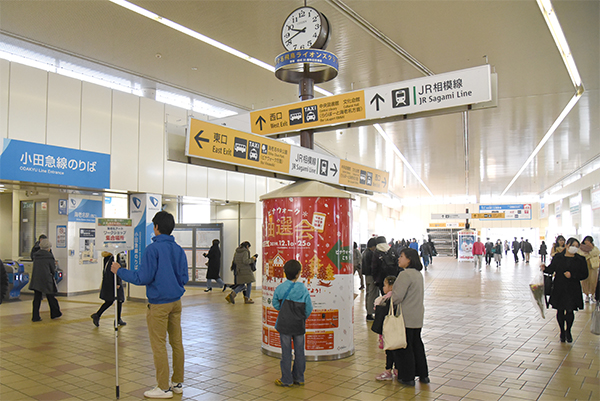 小田急海老名駅の改札前で、係りの方が子どもたちをお出迎え。