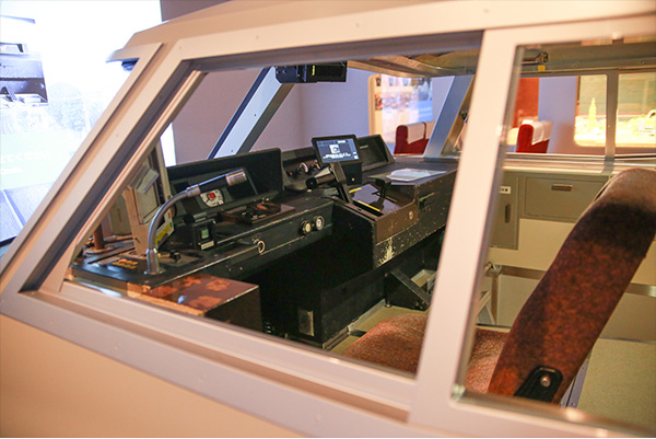 ロマンスカーシミュレーターでは、 LSEで使われていた本物の運転台を操作できるチャンス！