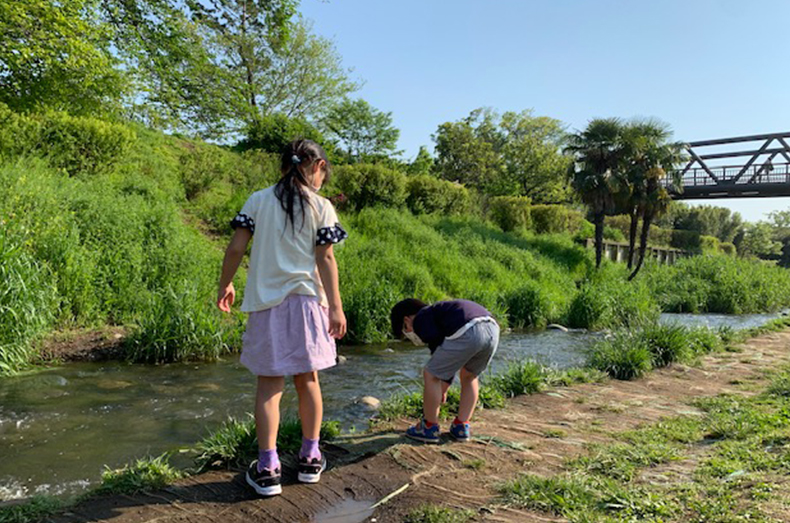 神奈川県立相模三川公園は川が流れる自然豊かな場所。遊具も充実している。