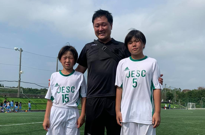 地元のサッカーチームでコーチをしている伊東さん。こんがりと良い色に焼けています!