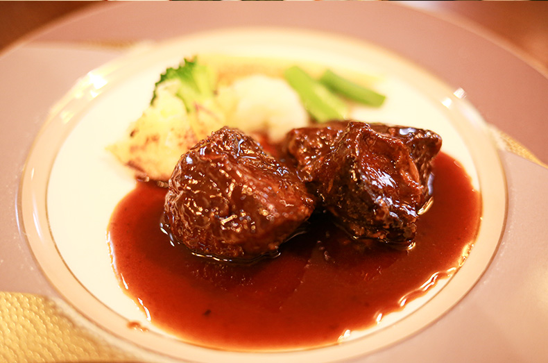 和牛頰肉の煮込みをチョイス。ボリュームにびっくり