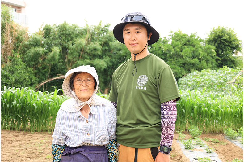 市川農園 代表の市川晋さんと祖母のヨシエさん